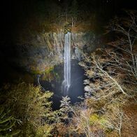 暗闇に浮かぶ名瀑　奥日光・華厳の滝でラ…