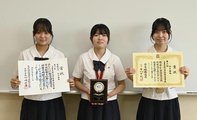 総文祭将棋部門の女子団体戦で３位になった文星芸大付属高。左から篠原さん、永藤さん、君島さん