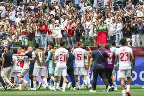 21日、米ロサンゼルスのスタジアムで、サッカーW杯イラン代表に声援を送るサポーター(ゲッティ=共同)