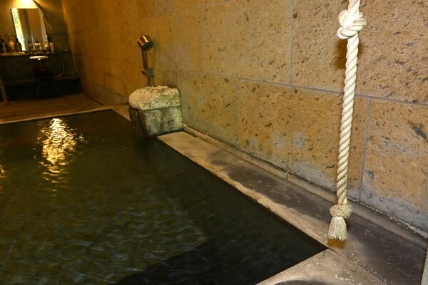現在の旅館で再現されている当時の「綱の湯」