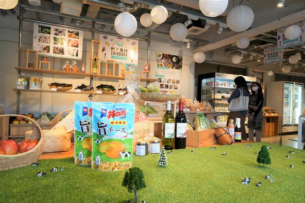 乳製品をはじめ那須塩原市の特産物が並ぶショールーム