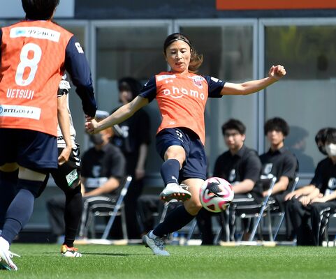 現役最後の試合で前半、相手のパスをカットする鮫島＝25日午後２時５分、さいたま市のＮＡＣＫ５スタジアム大宮