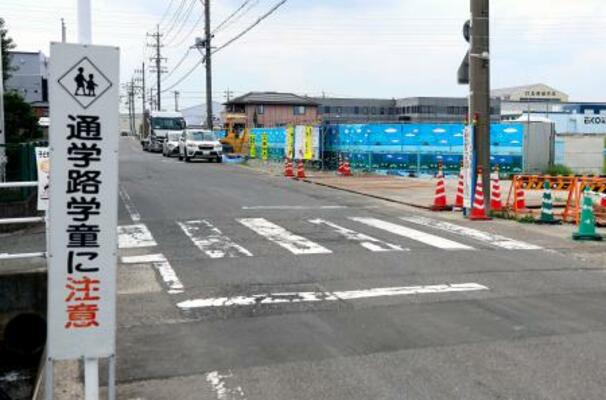 登校中の小学1年の女児がはねられ、死亡する事故があった横断歩道=15日午後、愛知県小牧市