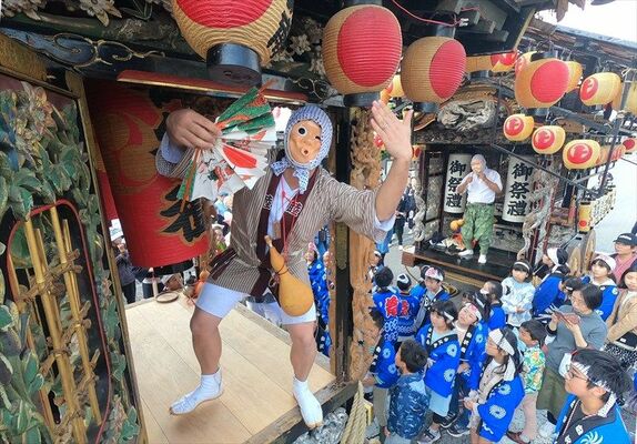 彫刻屋台でユーモラスに踊り、「ぶっつけ」を盛り上げるひょっとこ