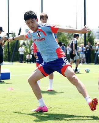10日、サッカーW杯北中米3カ国大会1次リーグのオランダ戦に向け調整する遠藤航=ナッシュビル近郊(共同)