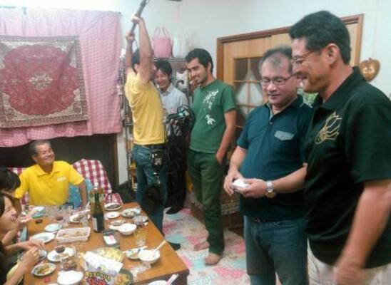 　鹿児島県・喜界島の島民と交流するイラン人クルー。中央奥は田辺大智さん＝２０１５年８月（喜界島観光物産協会提供）