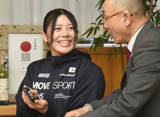 宇都宮市の酒井副市長を表敬訪問し、動画を示しながら世界選手権での健闘を誓う横尾＝宇都宮市役所