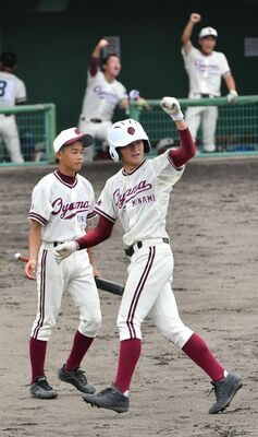 ２回、小山南の二走・小島がホームインし、ガッツポーズ＝栃木市営