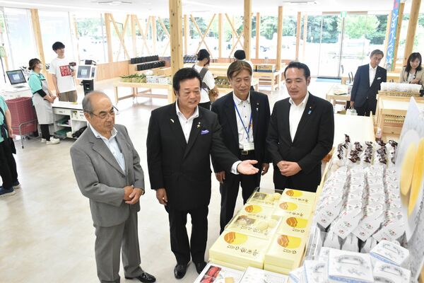 内覧会で商品を見る平山町長（左から２人目）ら
