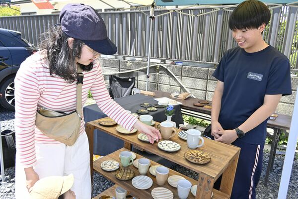 陶器市で作品を展示している白石さん（右）