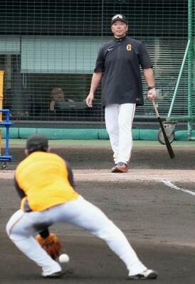 　石塚（手前）にノックする巨人・阿部監督＝那覇