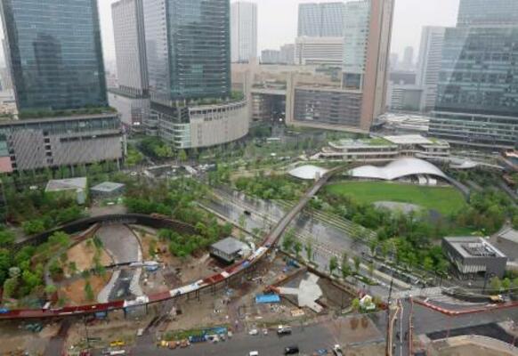 　ＪＲ大阪駅前の再開発区域で１１月に開園する「うめきたの森」（画面左）＝２３日、大阪市北区