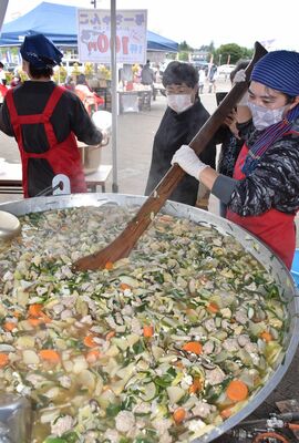 大鍋で作られた約千人分の与一ちゃんこ