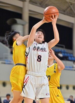 バスケットボール女子決勝　第２クオーター３分、作新の篠崎（中央）がオフェンスリバウンドで競り合う＝清原体育館