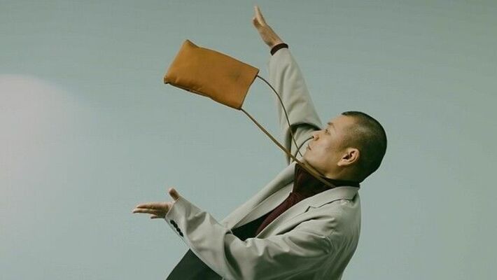 ｎｏｇａｋｅのバッグを提げてＣＭに出演する益子さん