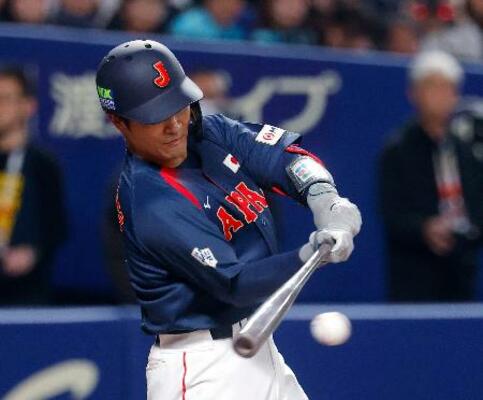 　５回日本代表１死一、二塁、坂本が右前に適時打を放つ＝バンテリンドーム