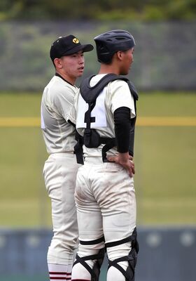 ６回、連打を浴びて厳しい表情の作新バッテリー＝山日ＹＢＳ球場