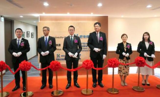 　開所式に出席した肥後銀行の岩下酉紀氏（左から３人目）ら＝２０日、台北市（共同）