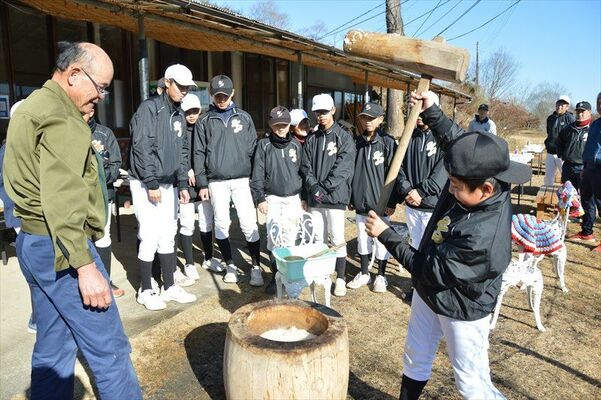 元気にきねを振り下ろす宇都宮ポニーの選手