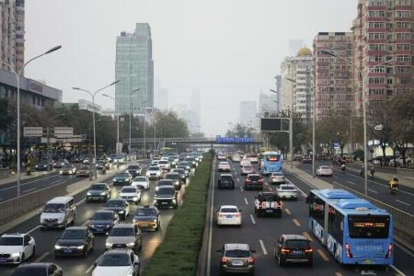 北京市内を走る車=11月(共同)