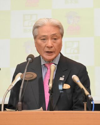 定例記者会見で説明する福田知事＝14日午後、県庁