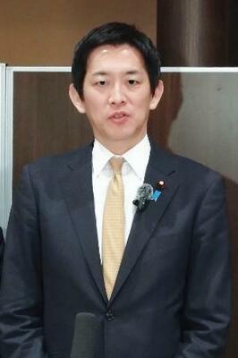 記者団の取材に応じる自民党の小林政調会長=29日午後、甲府市