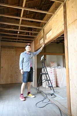 改修が進む古民家と原さん