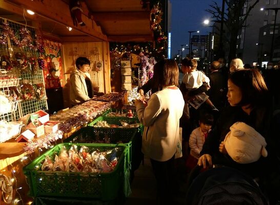 大通りに面して始まったクリスマスマーケット
