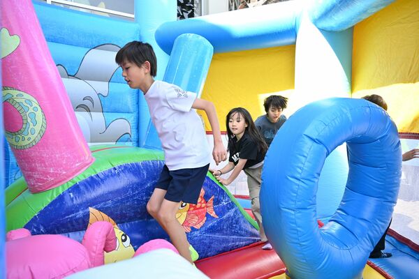 「ふわふわジャンボエアーポリン」を楽しむ子どもたち