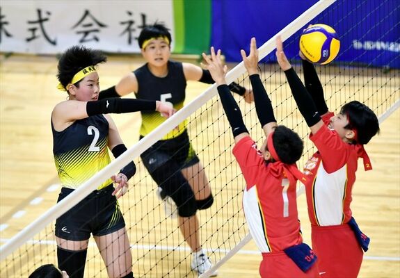 第１セット、国学栃木の小平（左）がスパイクを放つ＝清原体育館