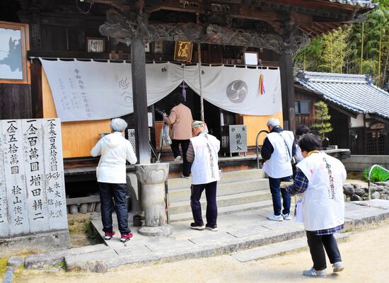 栄福寺を参拝する「お遍路さん」。暖かくなり歩き遍路の人も多く見られた＝３月、愛媛県今治市玉川町八幡