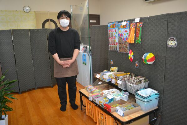店内に立つ船田幸喜さん。子どもにも喜んでもらおうと、駄菓子コーナーが設けられている