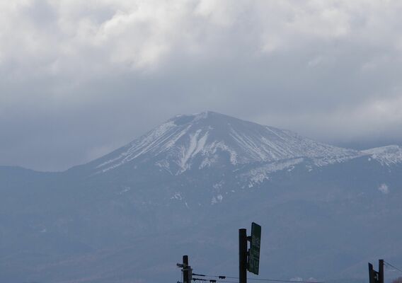 道の駅から見た吾妻山。積もった雪で中央にできた縦の２本線がウサギの耳に見える