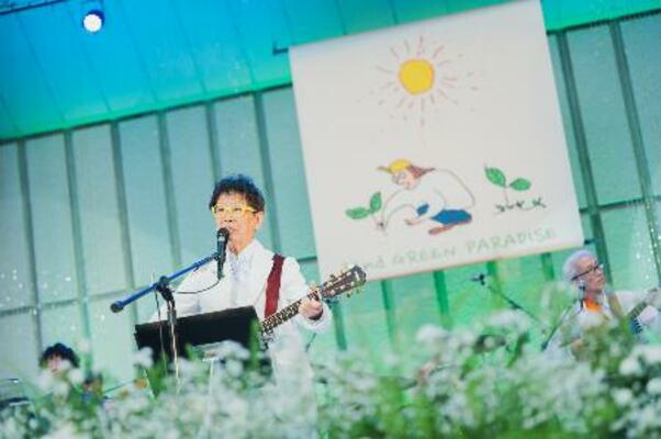 　日比谷公園大音楽堂で恒例の「グリーンパラダイス」に臨んだ南こうせつ＝５月４日、東京都千代田区