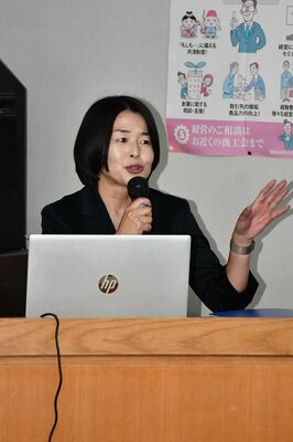 講演する金澤さん