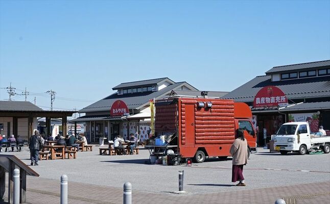 農産物直売所などがある「道の駅にしかた」。広場ではイベントも開催される