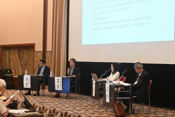 パネリストとして登壇した伊藤教授（左から２番目）ら＝24日午後、東京都内