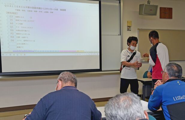 地区理事による代理抽選で組み合わせが決まった抽選会