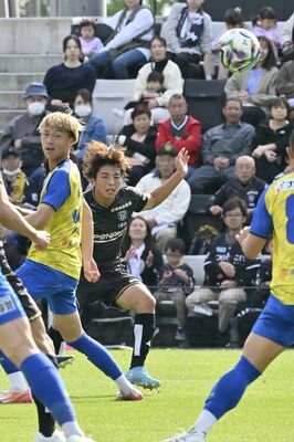 後半２０分、栃木シティのＤＦ升掛（左奥）が同点シュートを決める＝ＣＦＳ、広瀬華撮影