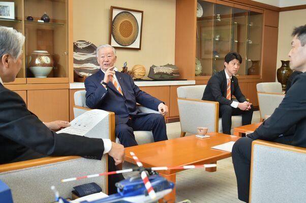 福田知事（左端）に今季成績を報告するセルジオ越後シニアディレエクター（左から２人目）ら＝県庁