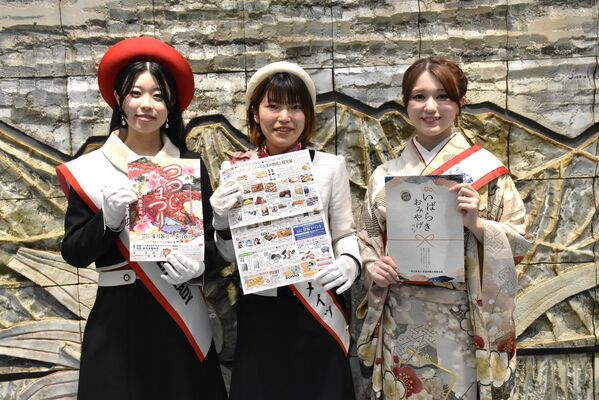 イベントをＰＲする（左から）田中さん、角田さん、君島さん＝16日午後、下野新聞社