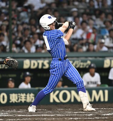 高校野球最後の打席でフルスイングを見せる青藍泰斗高の須加=8月9日、阪神甲子園球場