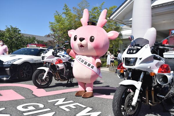 一日警察署長に委嘱された「イワシカ」