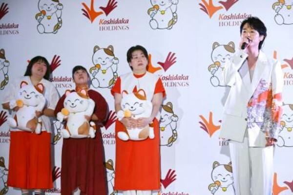 　尾崎裕哉（右端）の熱唱を聞く（左から）黒沢かずこ、村上知子、大島美幸＝３０日、東京都渋谷区