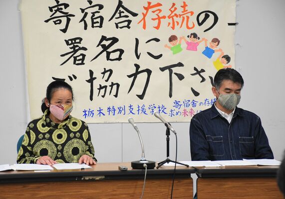 県議会に陳情と署名を提出後、記者会見する筧代表（左）ら＝29日午後、県庁記者クラブ