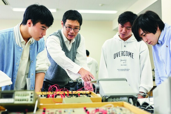 授業や研究室の仲間と人間力を研さんし、幅広い知識を体得できる帝京大理工学部の研究風景