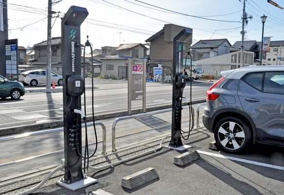 市民広場駐車場に整備された電気自動車（ＥＶ）用の充電設備