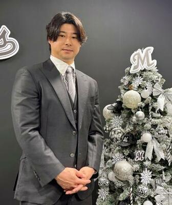 契約更改交渉後、写真撮影に応じるロッテの藤岡=16日、ZOZOマリンスタジアム