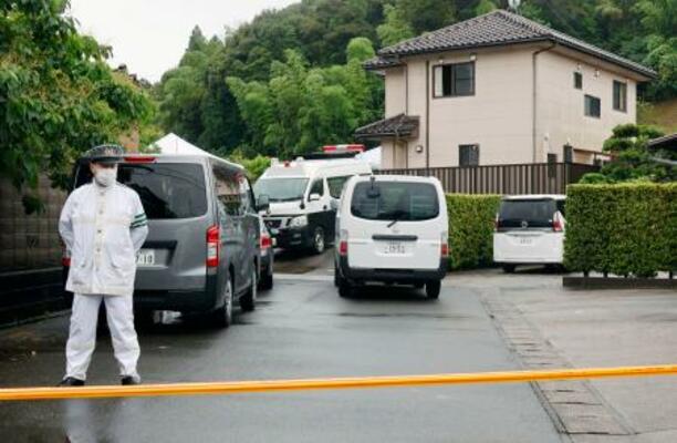 　男性２人の遺体が見つかった住宅付近を警戒する警察官＝２６日午後１時７分、島根県出雲市