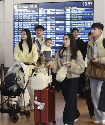 　海外から羽田空港に到着した訪日外国人客ら＝昨年１１月